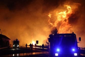 (FOTO/VIDEO) Haotično kod Omiša: Vatrena stihija stigla do kuća, stotine ljudi evakuisano, najmanje deset povrijeđenih
