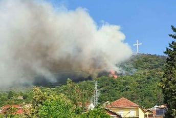 Vatrena stihija ne jenjava u Ulcinju i Herceg Novom: Vatrogasci brane kuće i imovinu građana, angažovani i avioni
