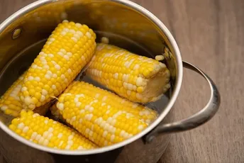 Kukuruz će biti mekši i sočniji ako tokom kuvanja dodate ova dva sastojka Kukuruz će biti mekši i sočniji ako tokom kuvanja dodate ova dva sastojka