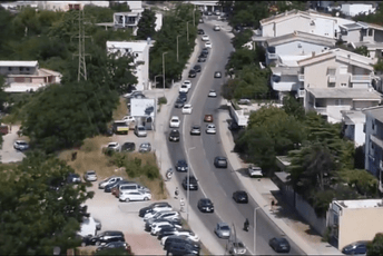 (VIDEO) Sve je snimio dron: Bahata vožnja u Baru, umalo izbjegnut sudar (VIDEO) Sve je snimio dron: Bahata vožnja u Baru, umalo izbjegnut sudar