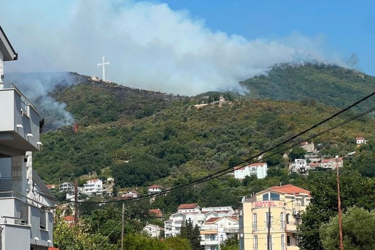 Vatrogasci na nogama 50 sati; Ćirović: Situacija u Herceg Novom složena, požarni pojas se proširio