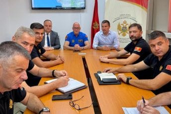 Operativni tim: Gori na više lokacija, angažovana kompletna flota, avioni na požarišta odnijeli više od 110 tona vode