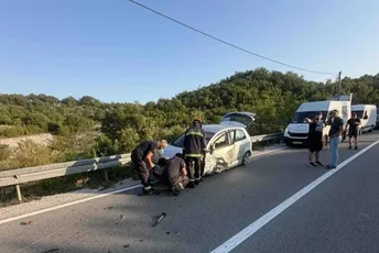 Saobraćajna nezgoda na putu Cetinje–Budva: Dvije osobe povrijeđene Saobraćajna nezgoda na putu Cetinje–Budva: Dvije osobe povrijeđene