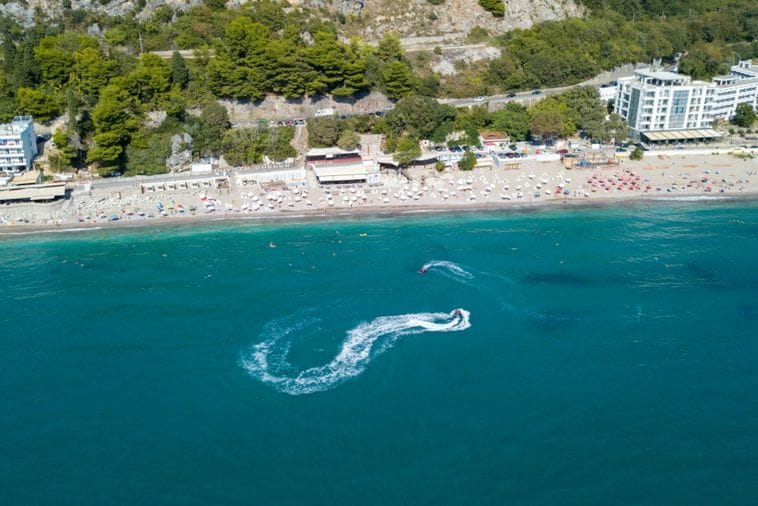 U Baru uhapšeni državljani Srbije, osumnjičeni za 10 krađa na plažama