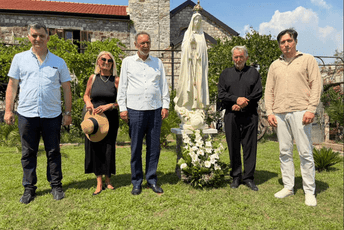 Potpredsjednik hrvatske Vlade posjetio Tivat: Prisustvovao misi na ostrvu Gospe od Milosti Potpredsjednik hrvatske Vlade posjetio Tivat: Prisustvovao misi na ostrvu Gospe od Milosti
