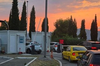 (FOTO) Ogromne gužve na izlazu sa javnog parkinga Aerodroma Podgorica