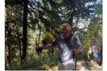 (VIDEO) Češki premijer brao cvijeće u nacionalnom parku, pa se izvinio: Platiću kaznu ako bude potrebno (VIDEO) Češki premijer brao cvijeće u nacionalnom parku, pa se izvinio: Platiću kaznu ako bude potrebno