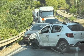 Sutomore: U sudaru tri vozila povrijeđena jedna osoba