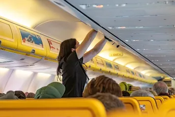 Znate li zašto je ustajanje odmah nakon slijetanja aviona rizično Znate li zašto je ustajanje odmah nakon slijetanja aviona rizično