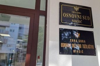 Određen pritvor Nikšićaninu osumnjičenom zbog prijetnji supruzi i djeci Određen pritvor Nikšićaninu osumnjičenom zbog prijetnji supruzi i djeci