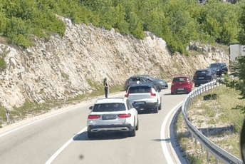 Udes kod Nikšića: Automobil udario u stijenu, povrijeđene četiri osobe Udes kod Nikšića: Automobil udario u stijenu, povrijeđene četiri osobe
