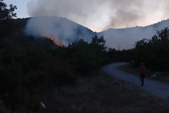 Veliki požar kod Trebinja: Vatra prijeti kućama, gašenje otežavaju detonacije mina Veliki požar kod Trebinja: Vatra prijeti kućama, gašenje otežavaju detonacije mina