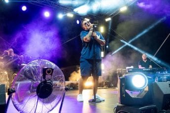 (FOTO/VIDEO) Veče za pamćenje u Petrovcu: Marija Šerifović, Makadam i lokalni muzički talenti oduševili posjetioce