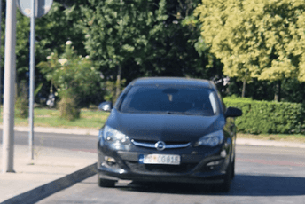 Oštir: Poslanik Demokrata se parkirao nasred ulice tokom trgovine, kazne nema Oštir: Poslanik Demokrata se parkirao nasred ulice tokom trgovine, kazne nema