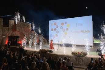 Počeo festival u Herceg Novom: Premijerno prikazan "Dom", priznanje u Diklićevo ime primila njegova ćerka Počeo festival u Herceg Novom: Premijerno prikazan "Dom", priznanje u Diklićevo ime primila njegova ćerka
