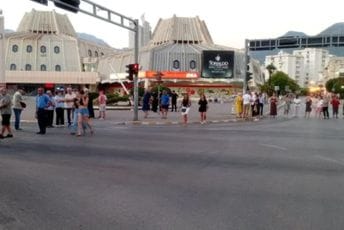 Skup upozorenja: Bivši radnici Primorke protestovali večeras u centru Bara, 30 minuta blokirali saobraćaj Skup upozorenja: Bivši radnici Primorke protestovali večeras u centru Bara, 30 minuta blokirali saobraćaj