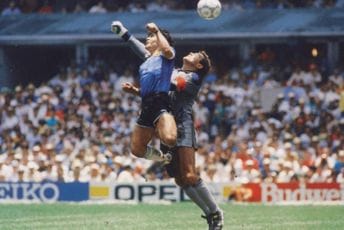 Lopta kojom je Maradona postigao čuveni gol "Božja ruka" prodata za 3,3 miliona dolara