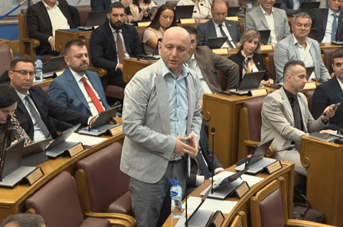 Knežević: Izađite da srušimo spomen-ploču u Morinju, uzmite mace