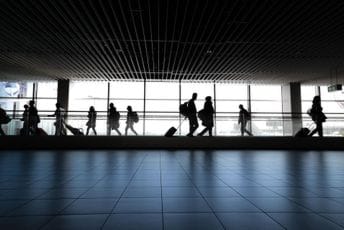 Žena zaglavljena na španskom aerodromu nakon što je britanski e-viza sistem zamijenio za sestru bliznakinju Žena zaglavljena na španskom aerodromu nakon što je britanski e-viza sistem zamijenio za sestru bliznakinju