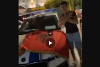 Prekršajne prijave protiv četiri lica: Na Trgu u Tuzima istakli zastavu Albanije, pa je raširili preko policijskog vozila