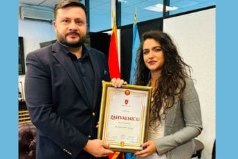 Opština Bijelo Polje: Smolović priredio prijem za Milicu Radović, uručio joj zahvalnicu i nagradu Opština Bijelo Polje: Smolović priredio prijem za Milicu Radović, uručio joj zahvalnicu i nagradu