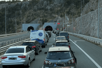 Sudar kamiona i auta kod tunela Mrke, autoput zatvoren Sudar kamiona i auta kod tunela Mrke, autoput zatvoren