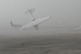 Snažno nevrijeme u Italiji: Vjetar prevrtao avione po pisti (VIDEO) Snažno nevrijeme u Italiji: Vjetar prevrtao avione po pisti (VIDEO)