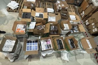 Uhapšen vlasnik podgoričke firme: Pokušao da prokrijumčari telefone vrijedne 2,6 miliona Uhapšen vlasnik podgoričke firme: Pokušao da prokrijumčari telefone vrijedne 2,6 miliona