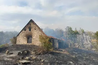 Sumnja se da je podmetnut: U požaru u Katunskoj nahiji izgorjela kuća