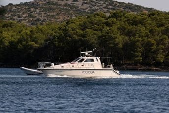 Šibenik: Brod udario u obalu, dvije osobe povrijeđene Šibenik: Brod udario u obalu, dvije osobe povrijeđene