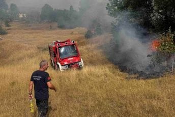 Ćećanović: Vatra se približava kućama u Katunskoj nahiji, vatrogasci na izmaku snaga Ćećanović: Vatra se približava kućama u Katunskoj nahiji, vatrogasci na izmaku snaga