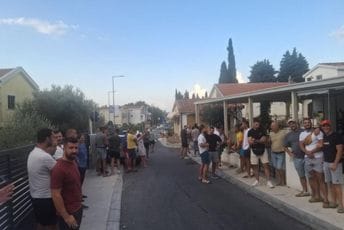Protest u Buljarici ispred pekare čiji se vlasnik sumnjiči za nedozvoljene polne radnje nad maloljetnicom