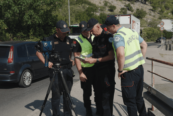 Novi radari na crnogorskim putevima: Vozači neće znati gdje ih čeka kontrola, brzina će se mjeriti bez zaustavljanja vozila Novi radari na crnogorskim putevima: Vozači neće znati gdje ih čeka kontrola, brzina će se mjeriti bez zaustavljanja vozila