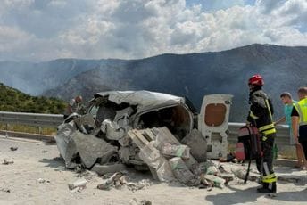 Tri osobe povrijeđene u udesu na autoputu: Saobraćaj iz Podgorice prema Kolašinu se preusmjerava kroz kanjon Tri osobe povrijeđene u udesu na autoputu: Saobraćaj iz Podgorice prema Kolašinu se preusmjerava kroz kanjon