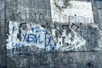 Bjelopoljac (18) osumnjičen da je autor grafita "Nož, žica, Srebrenica" i "Ubij Turke" Bjelopoljac (18) osumnjičen da je autor grafita "Nož, žica, Srebrenica" i "Ubij Turke"