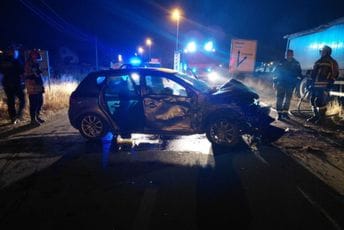 Pljevlja: Automobil udario u parkirani kamion, tri osobe povrijeđene Pljevlja: Automobil udario u parkirani kamion, tri osobe povrijeđene