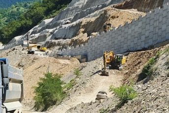 Tragedija kod Zenice: Dvojica radnika poginula na gradilištu autoputa, jedan teško povrijeđen Tragedija kod Zenice: Dvojica radnika poginula na gradilištu autoputa, jedan teško povrijeđen