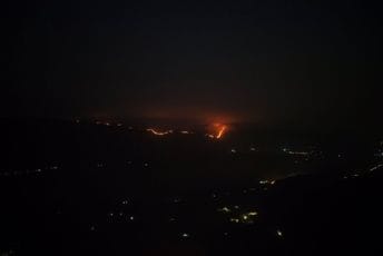 Požar sa Bijelih Poljana se širi, vatrogasci iz Nikšića i sa Cetinja brane kuće