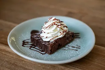 Jednostavan desert koji osvaja ukusom: Napravite sočne i mekane kakao kocke Jednostavan desert koji osvaja ukusom: Napravite sočne i mekane kakao kocke