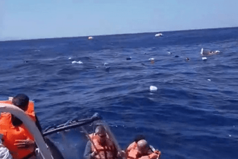 Katastrofa kod Kipra: Prevrnuo se brod sa oko 270 putnika, ima stradalih (VIDEO) Katastrofa kod Kipra: Prevrnuo se brod sa oko 270 putnika, ima stradalih (VIDEO)