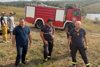 Đurašković obišao vatrogasce i lokacije sa požarima na teritoriji Cetinja: Situaciju na terenu otežava vjetar