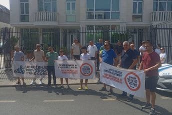(FOTO) Protest upozorenja crnogorskih prevoznika: "Mi smo migranti, zbog pravila 90 u 180 naši vozači su hapšeni i deportovani"
