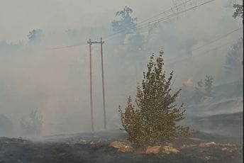 Teška situacija u Katunskoj nahiji: Vatrogasci brane kuće u Lastvi Čevskoj