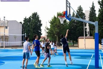 „Nek’ se čuje lopta“: Učenici OŠ „Vuk Karadžić“ dobili moderne sportske terene
