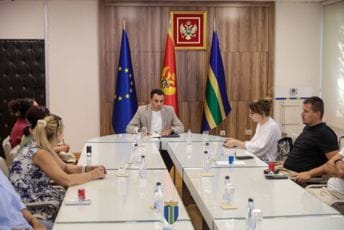 Opština Bar izdvojila više od 250 hiljada eura za podršku djeci u stanju socijalne potrebe; Raičević: Bar potvrđuje epitet grada jednakih šansi Opština Bar izdvojila više od 250 hiljada eura za podršku djeci u stanju socijalne potrebe; Raičević: Bar potvrđuje epitet grada jednakih šansi