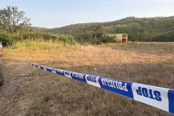 Policija: Počinilac trostrukog ubistva naoružan, građani da ostanu u kućama