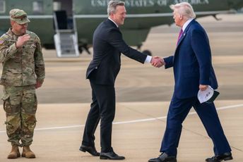 Zbog sukoba sa Hegsetom: Američki vojni sekretar podnio ostavku Zbog sukoba sa Hegsetom: Američki vojni sekretar podnio ostavku