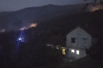 (VIDEO) Nikšićki vatrogasci tokom noći spašavali kuće, borba protiv vatrene stihije i dalje traje; Tadić: Pred nama je težak dan
