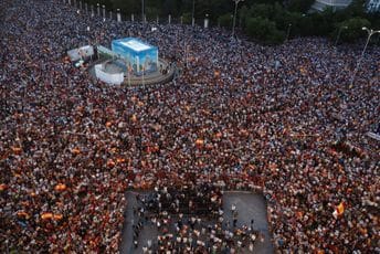 "Evropo, spasi nas od naše izdajničke vlade": Hiljade ljudi protestuju u Seuti, traže Sančezovu ostavku