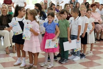 Osnovne škole sa Cetinja dočekale novu generaciju đaka prvaka Osnovne škole sa Cetinja dočekale novu generaciju đaka prvaka